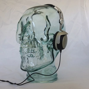 0.003 AMP3 Luxury Glass Skull Headphones Stand